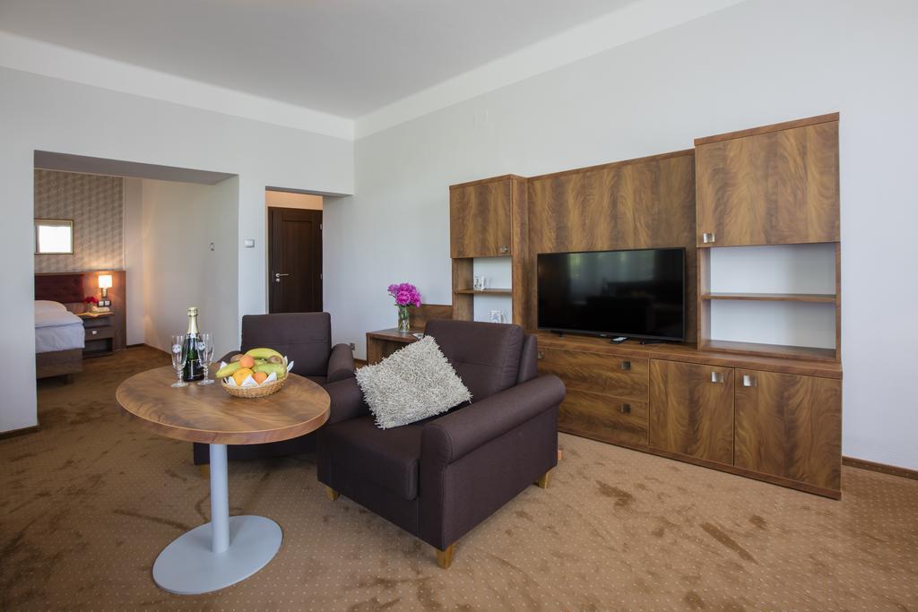 Hotel Bellevue Tlapak Poděbrady Dış mekan fotoğraf