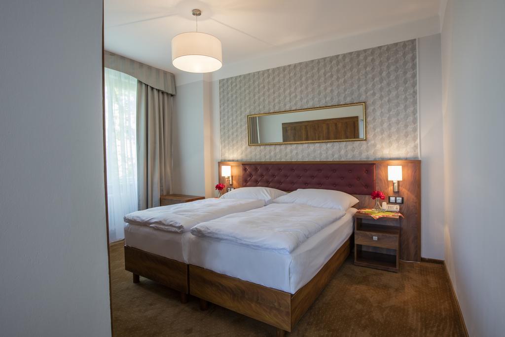Hotel Bellevue Tlapak Poděbrady Dış mekan fotoğraf